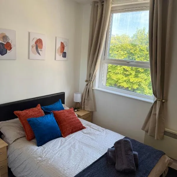 Zelena Luxurious Apartment, Private Parking, Fast Wi-Fi, Self Check-In Anytime Perfect For Late Arrivals, 5 Minutes to Old Trafford Stadium, hotel in Manchester