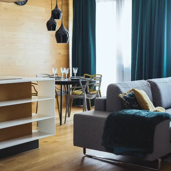 Stylish 2-BR apartment, 100 sqm ǀ AC, Free parking, Terrace, hotel in Koliba