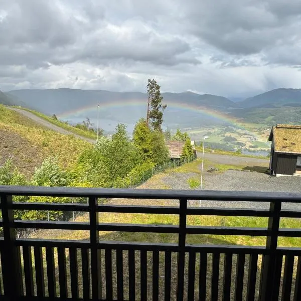 Flott leilighet på Voss i Tråstølsvegen med 3 soverom 6 sengeplasser, hotel em Skulestadmo