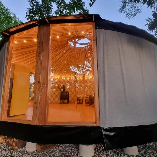 01 JURTA šedá u stodoly, hótel