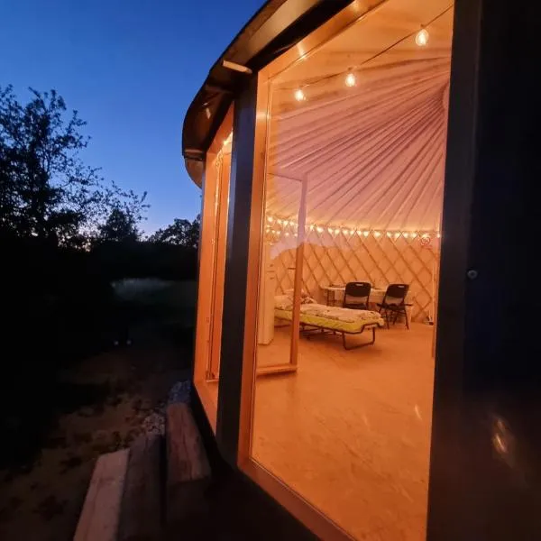 02 JURTA hnědá v jablečném sadu, hótel