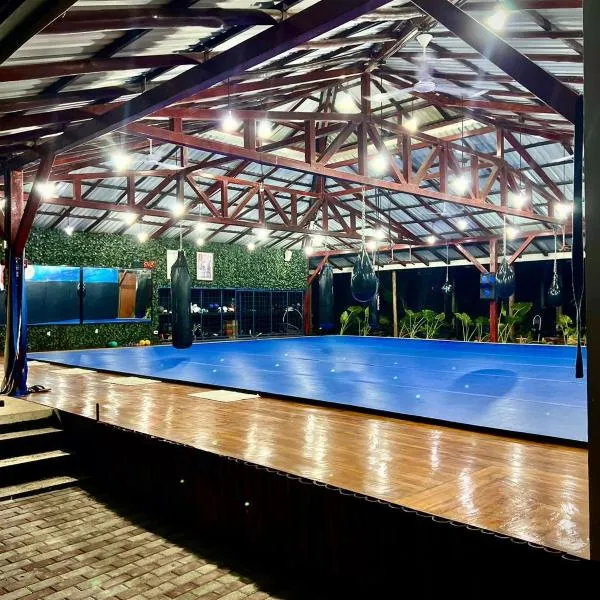 Jungles Edge Hotel, Jiu Jitsu, Muay Thai Retreat Center，位于诺萨拉的酒店