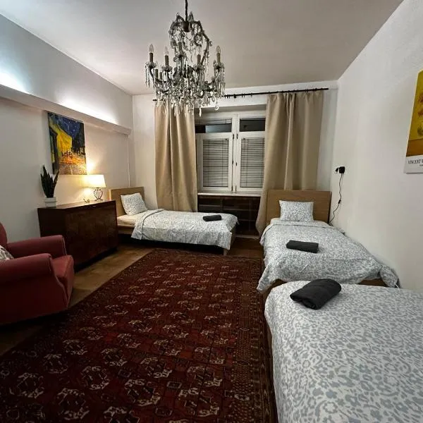 Triple Room with Shared Facilities in a Cozy 4 Room Hostel, hotel em Brno