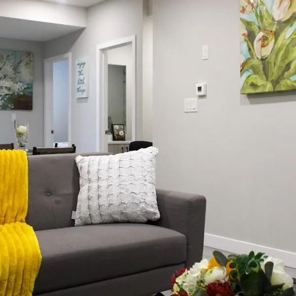 Cozy 2-Bedroom Walkout Basement Suite, hotel in Calgary