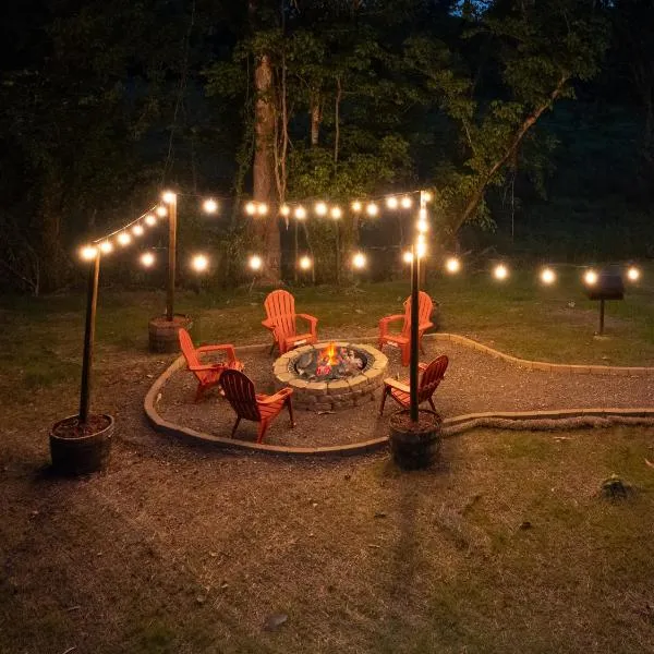 Sleeps 12 - Cozy 4BR Cabin with Hot Tub, Game Room, Fire Pit & Close to Dollywood, отель в городе Севьервилл