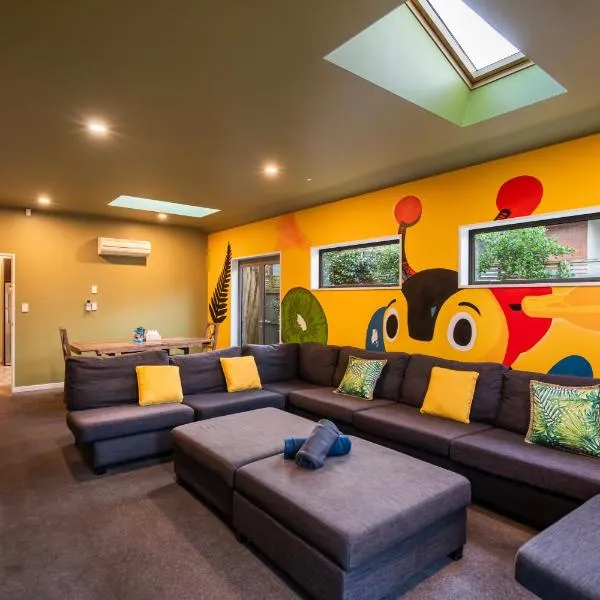 YOULL BE WONDERING WHERE YOUR GUESTS ARE- SO MUCH TO DO!- Central Stay w Cinema- Free Parking-Games Room w AirNZ Plane seats, PS5, Arcade-6 Queen bedrooms w Private Bathrooms-, hotel i Christchurch