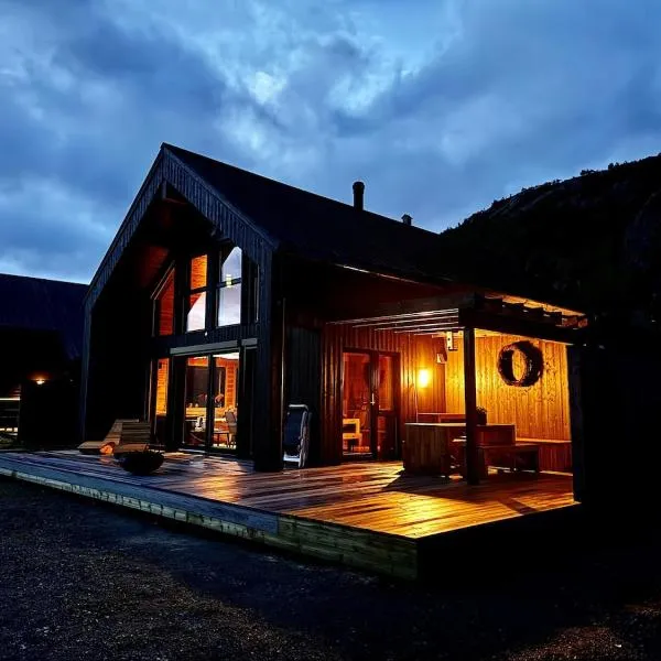 Flott nyere hytte i Sirdal med fantastisk utsikt og solforhold, hotel in Haugen