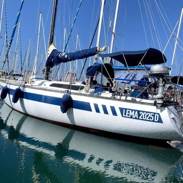 Notte in barca tra gioia e relax cullati dal mare、チビタベッキアのホテル