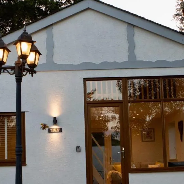 Honey Bee Cottage Tiny House Welshpool, hotel in Welshpool