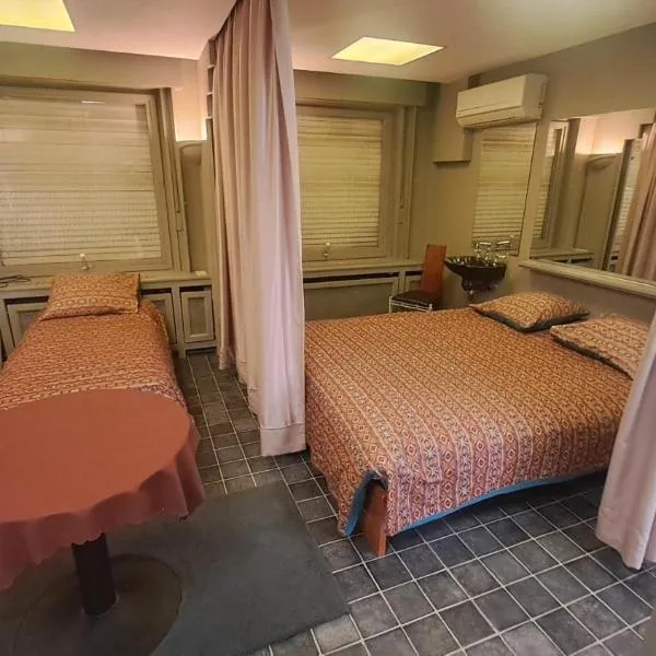 BeautyD Triple Room with double bed and 1 folding bed, hotel v destinaci Gullegem