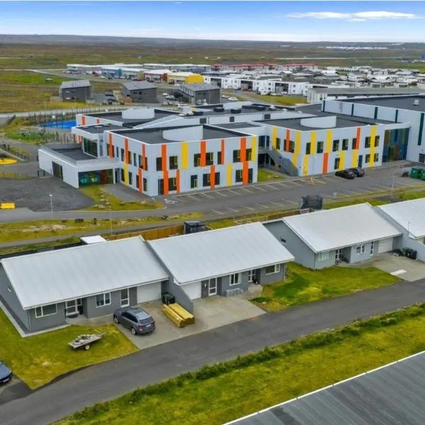 Private Room With Bath Close to the Airport, hôtel à Njarðvík