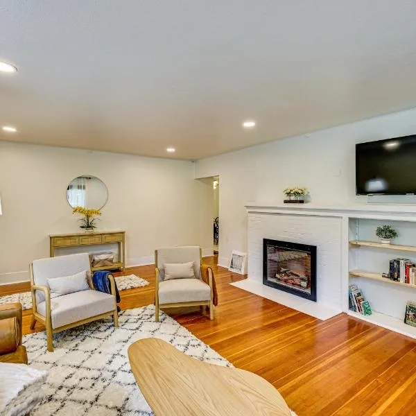 7 Mi to Mt Rainier NP Home with Private Hot Tub!, hotel v destinaci Ashford