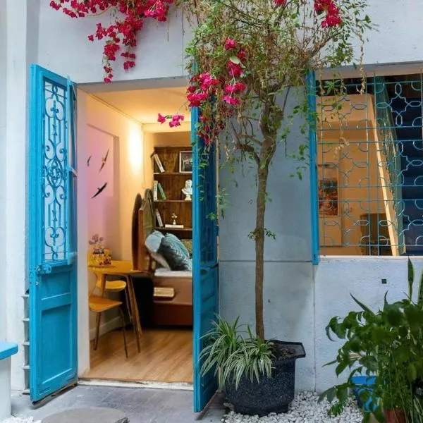 Heart of Hoan Kiem-RARE 5BR Private house unique design travel hub 13pax, hotel v Hanoji