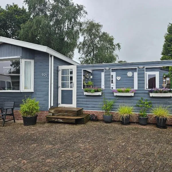 Liefdevol chalet aan het meer, hotel v destinaci Suameer