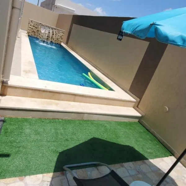 Maison avec piscine, hotel v destinaci Shanīnī