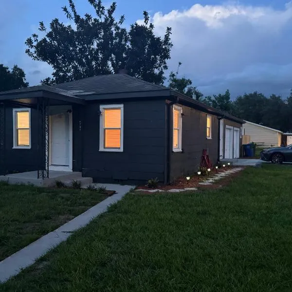 Super Cozy St Petersburg Bungalow, hotel in St Petersburg