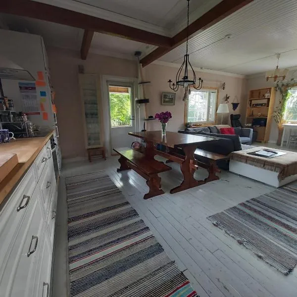 Rooms in a big wooden home, homestay, hotel a Muonio