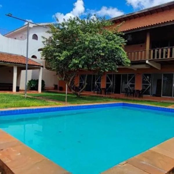 Suites Quartos Lindos Sobrado com Piscina no Centro, ξενοδοχείο στο Κάμπο Γκράντε