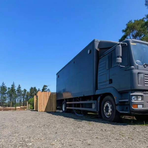 The Truck With Private Hot Tub - Forest View, hôtel à Ballynameen