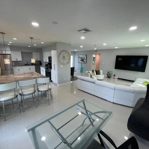 Spacious 4BR Home 5 Min from Hard Rock Stadium, hotel in Miami Gardens