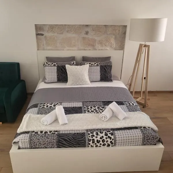 Old town Bol apartments, hotel in Bol