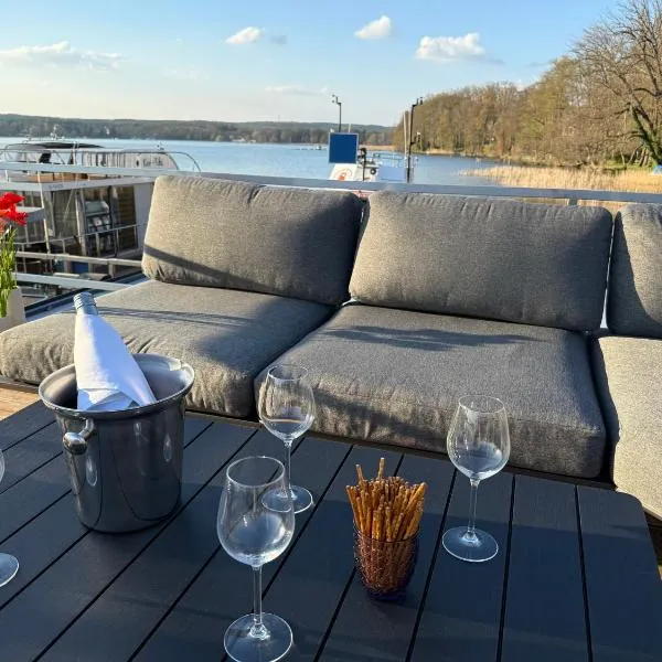 TraumZeitBoot Helmut - exklusiver Festlieger in perfekter Lage am Scharmützelsee Bad Saarow, hotel in Bad Saarow