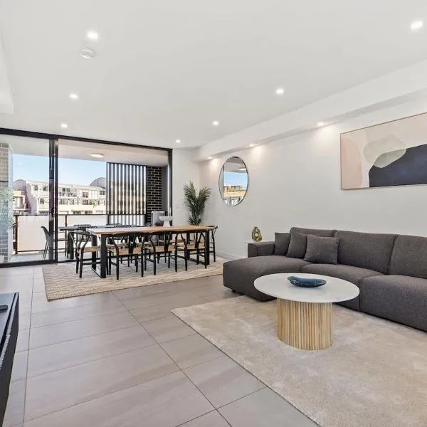 Big Two-Story with Private Elevator & Balconies, hotel in Sydney