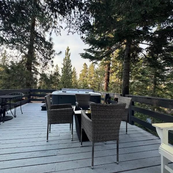 Entire Cabin, Walk to Ski Slopes, Hot Tub, Pet Friendly, Fast WiFi, 2 Parking, 2 Fireplace, Wash & Dryer, Fenced, Fire Pit, BBQ, Hike, Golf, Zoo, hotel v destinaci Big Bear Lake