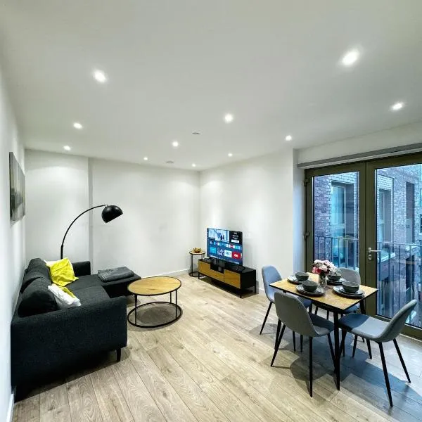 Stylish 2BR Apartment with Balcony & Views, hotel in London