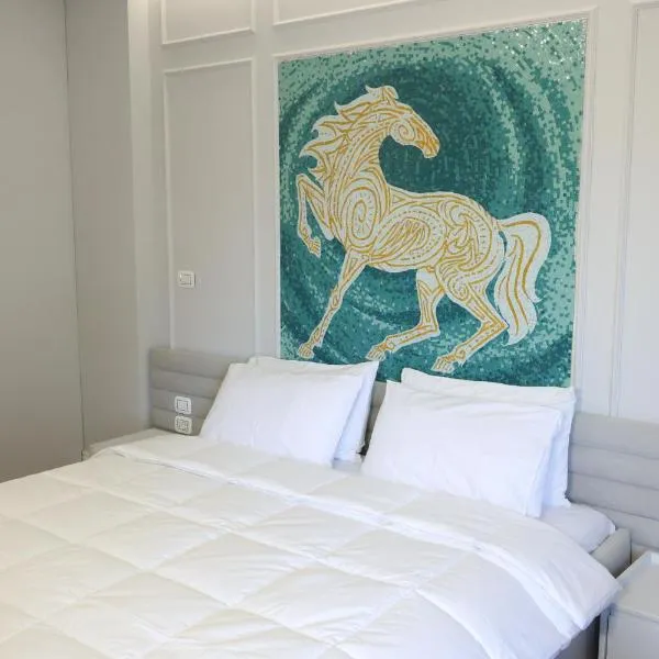 Lunarist- Luxury Jacuzzi Suites Blloku Tirana, hotel em Tirana