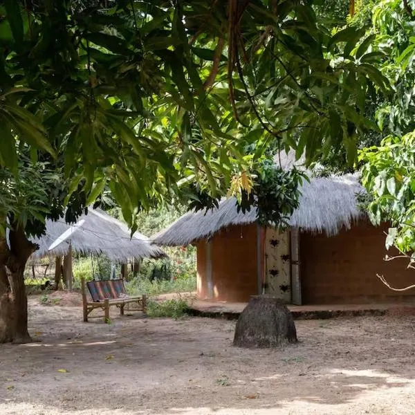 Campement Adia Fougnesse chez Pape Badiane, hotel in Koubalan