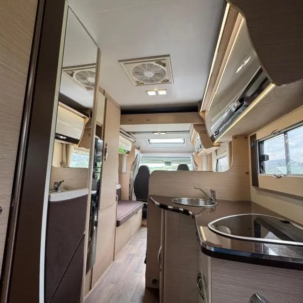 Fiat Mc Louis Camper Van RV, hotel v Reykjavíku