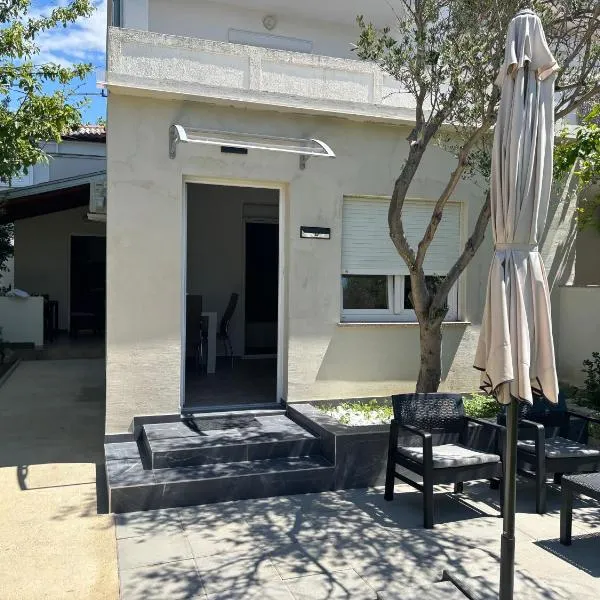 garden studio, hotel in Palit