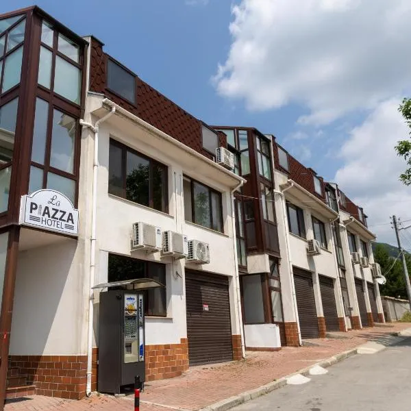 La Piazza Hotel, hotel in Shumen