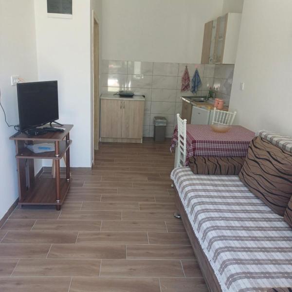 Antovski Apartmani, Špilje
