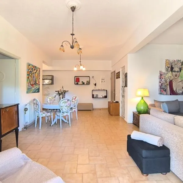 Silver Paradeisi Apartment, hotel di Palaiá Fókaia