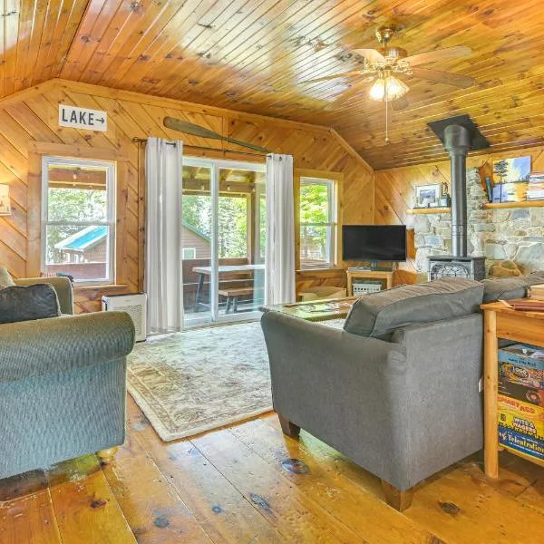 Rustic Cabin Retreat on Rangeley Lake!, hotel en Rangeley