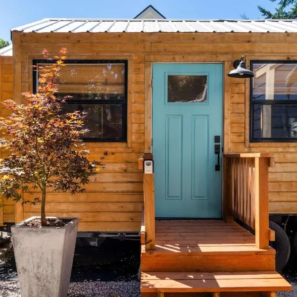 Viesnīca Stay Portland - Tiny Farmhouse - Walk to Local Shops & Restaurants Portlendā