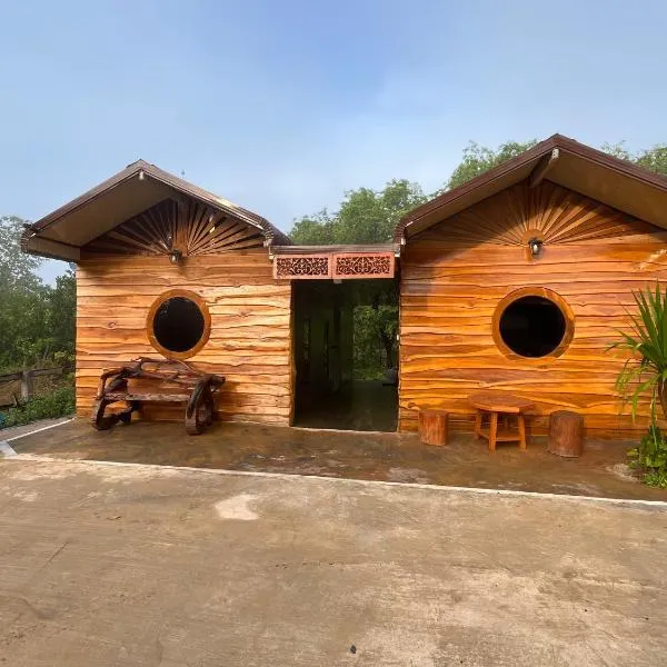 Baan Suan Pongsiri บ้านสวนพงษ์ศิริ, hotel in Ban Tha Sakae