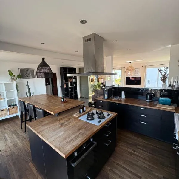 Charmante Maison Néo-bretonne, hotel v destinaci Perros-Guirec