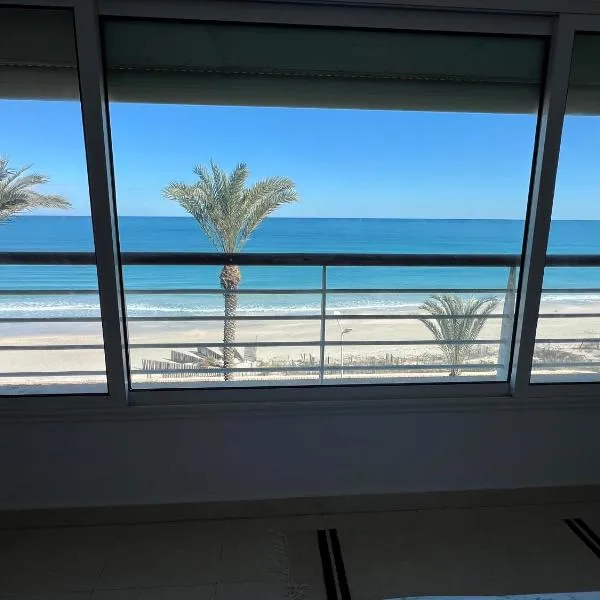 Mahdia front sea balcony 2, hotel in Hiboun