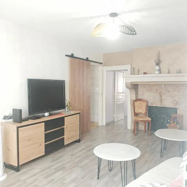 chez Émile côté face maison entière, 3 chambres, 2 salles de bains,jardin et terrasse, hotel in Humes