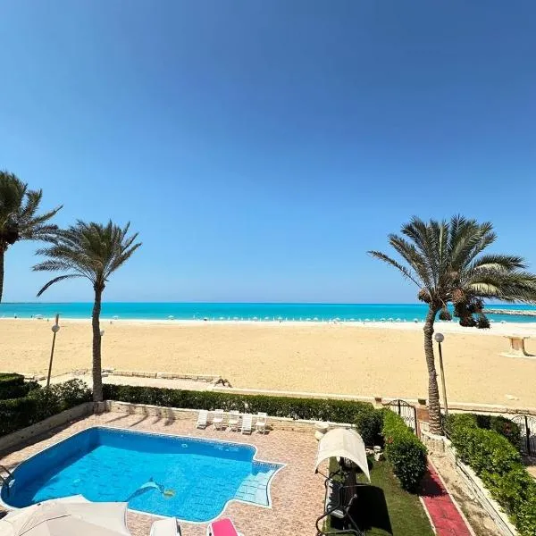 فيلا اول صف بحر مارينا الساحل الشمالي العلمين برايفت بول, hotel in El Alamein