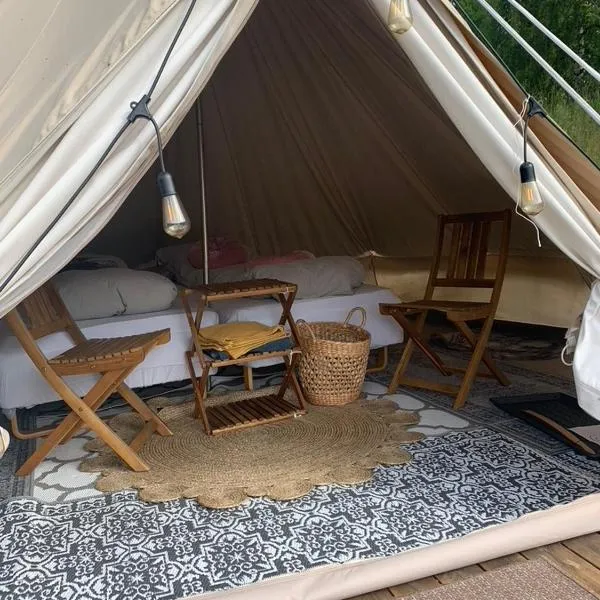 Glampingtelt i fjordkanten, Rønlund Hyttepark、ロンのホテル