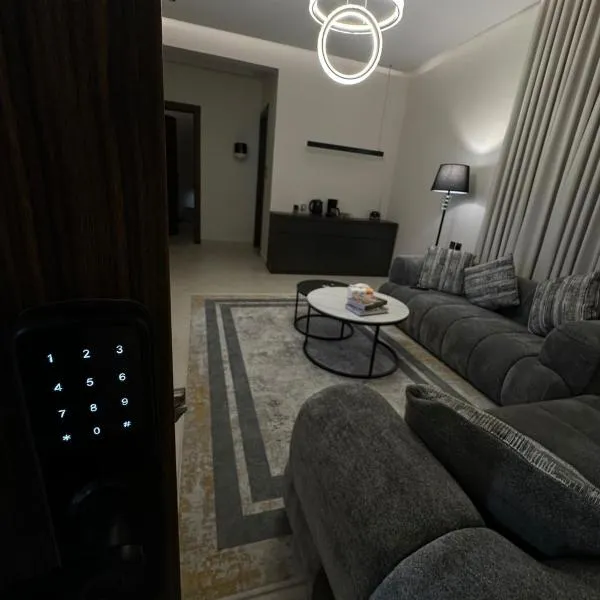 شقة بغرفة نوم وصالة أنيقة, hotel in Ar Rayn