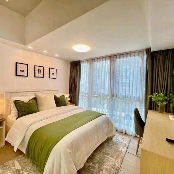 Cozy place across Mitsukoshi Mall, hotel v destinaci Manila