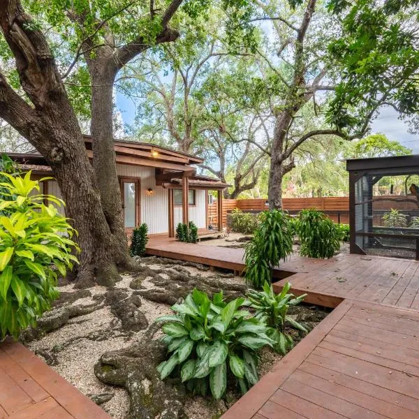 Serene Tiny House Retreat in Japanese Garden, hotel in Homestead