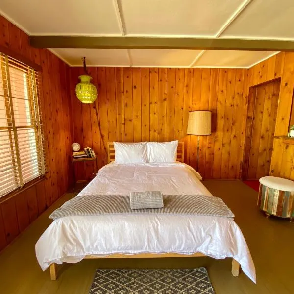 Room 8 - Downtown Joshua Tree Motel - Pet Friendly - Walk to Shops & Visitor Center, Minutes to Park Entrance, hotel in Joshua Tree