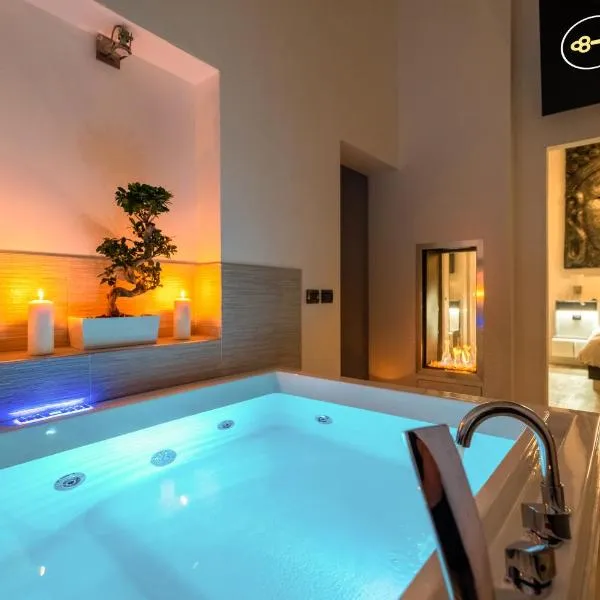 THE SECRET SUITE - Luxury on the lake Endine, hotel v destinaci Ranzanico