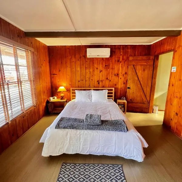 Room 5 - Downtown Joshua Tree Motel - Pet Friendly - Walk to Shops & Visitor Center, Minutes to Park Entrance, hotel in Joshua Tree